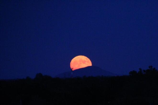 Lever de lune sur le Mont St-Grégoire vu de Longueuil Longueuil, QC