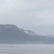 Fjord dans la brume