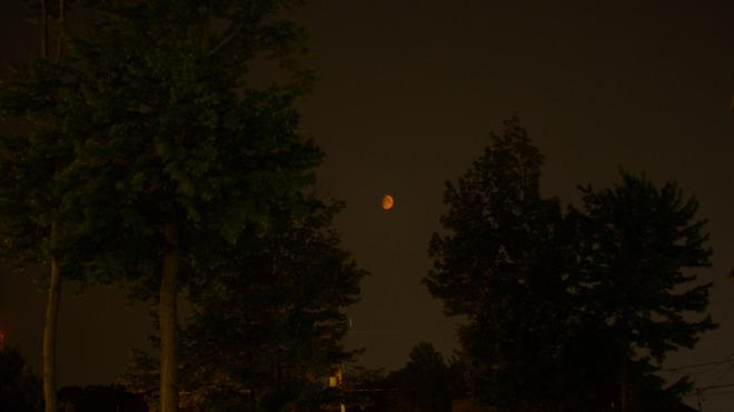 Une Lune rougeâtre s'est dressée dans le ciel du Québec Lundi soir. Sainte-Marthe-sur-le-Lac, QC