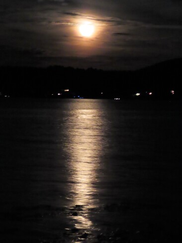 Belle Lune de Juillet. Lac Magog, Québec