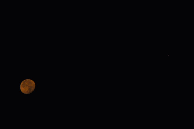 Lune rouge et Jupiter Longueuil, QC J4L 4H8