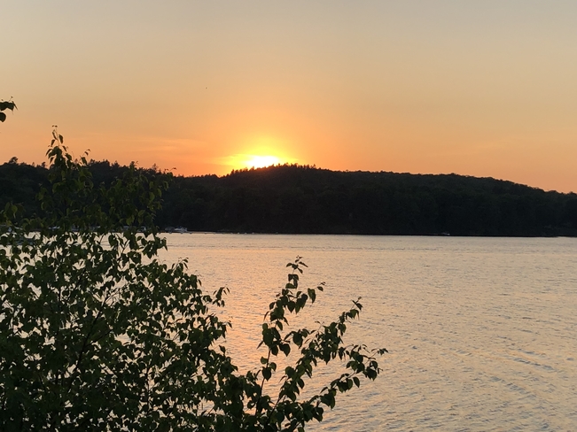 Magnifique coucher de soleil sur la rivière Saint-Maurice. Shawinigan, Québec, CA