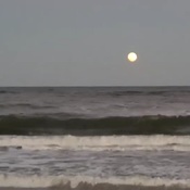 Levé de la pleine Lune, mer agitée