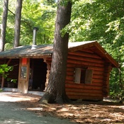 La cabane en bois rond dans le parc