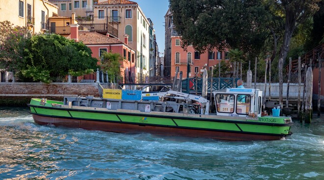 Grand Canal Garbage Pick Up Grand Canal, Venice, Metropolitan City of Venice, Italy