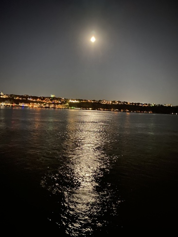 Pleine lune sur le fleuve St-Laurent 