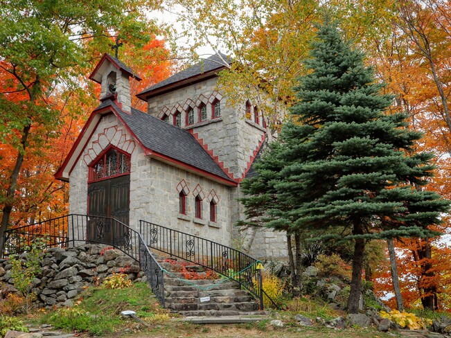 Petite chapelle d'automne Saint-Benoît-du-Lac, QC