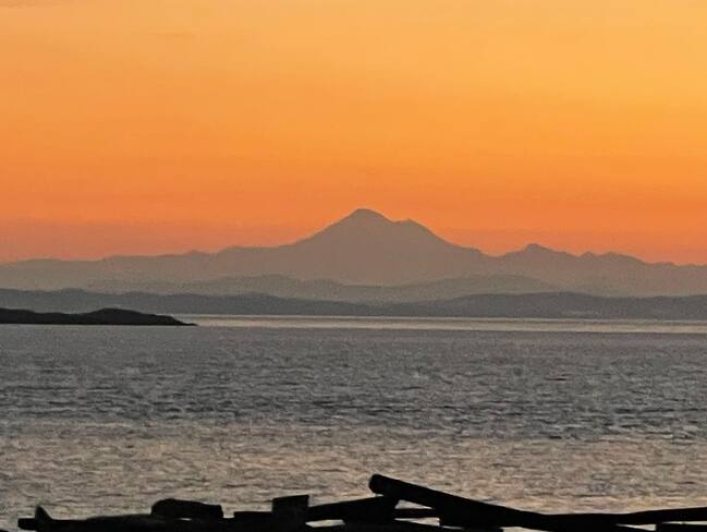 2021-10-19 - Sunrise silhouette of Mount Baker from Willows Beach (Victoria BC) Mount Baker, Washington, USA