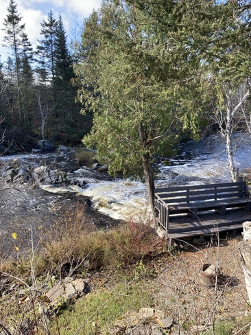 La rivière est en furie. Saint-Jean-de-Dieu, Québec, CA