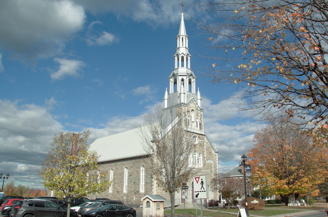 Église (catholique) Saint-François-Xavier 650 Rue Shefford, Bromont, QC J2L 1C1, Canada