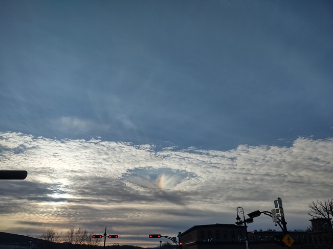 Trou dans un nuage et semble avoir un arc-en-ciel dedans Sherbrooke, QC