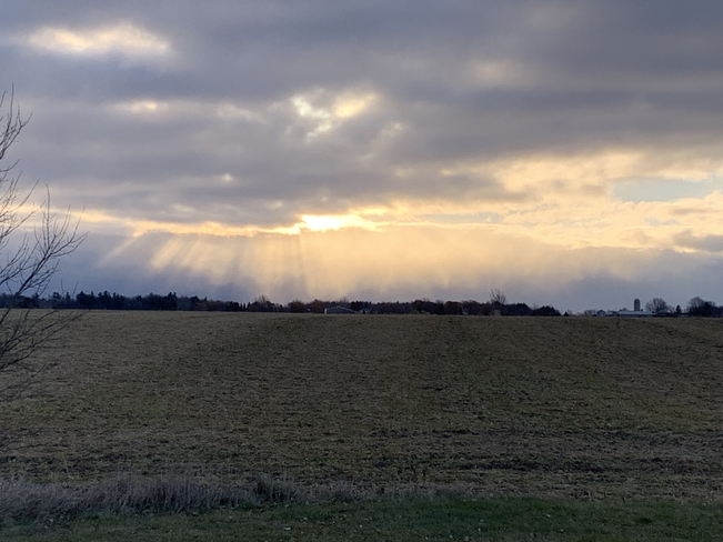 Les rayons du soleil qui traversent les nuages Marieville, Québec | J3L 6A1