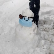 Bon homme de neige sur l’autoroute 95 au nord de Richmond en Virginie