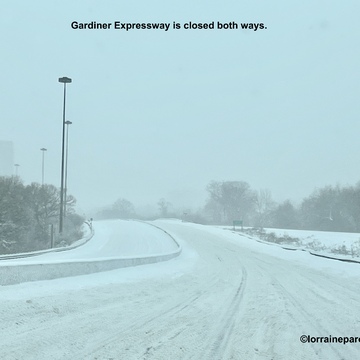 The Gardiner is shut down in snow storm. #sillyhatweatherforecast