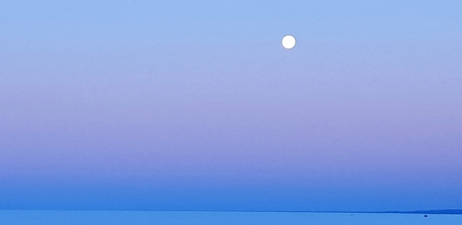 morning Moon North Bay, ON