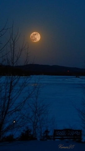 Coucher de la lune rose d’avril sur le lac Kénogami