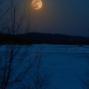 Coucher de la lune rose d’avril sur le lac Kénogami
