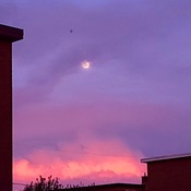 Ciel incandescent et lune