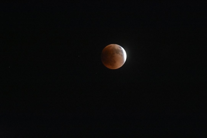 Full lunar eclipse May 14-15 Markham, Ontario, CA