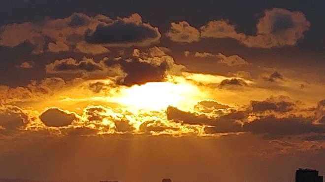 Le soleil transperçant les nuages Montréal, QC