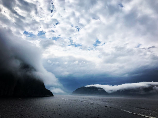 Le fjord du Saguenay… mystérieux en cette fin de journée. Tadoussac, Québec, CA