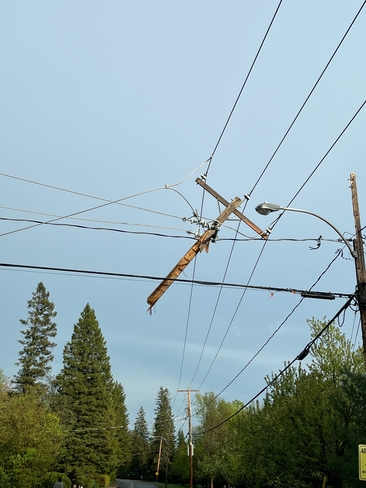 Poteau électrique arraché après la tempête Val-David, Québec, CA