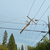 Poteau électrique arraché après la tempête