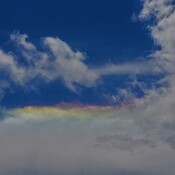 Apparition d'un Arc-en-ciel sortant des nuages
