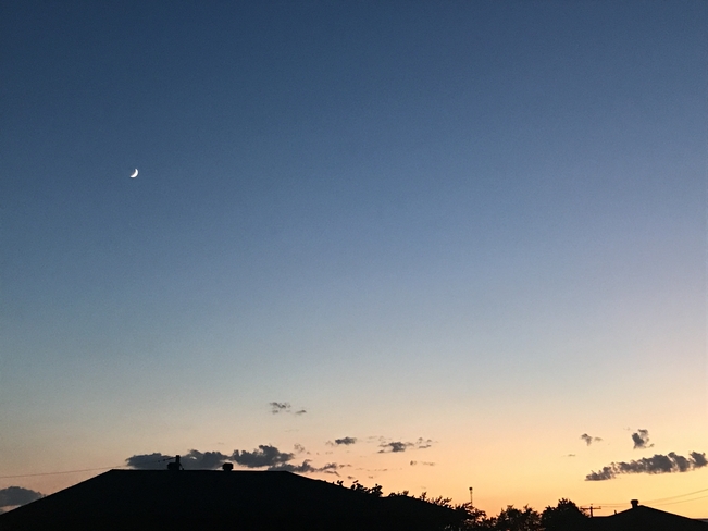Ce coucher du soleil, avec la lune Marieville, Québec, CA