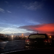 Des nuages noctilucent et le reflet de la lave