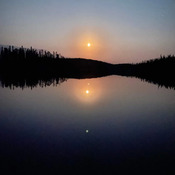 pleine lune sur lac miroir