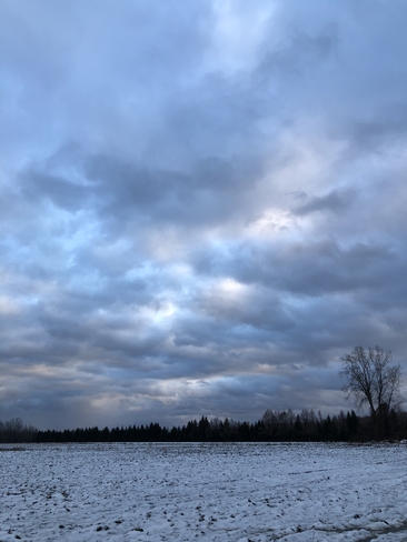 Ciel d’hier après-midi avec un beau mélange de gris, de bleus et de blanc. Blainville, Québec, CA