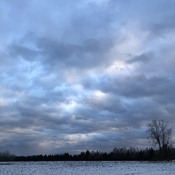 Ciel d’hier après-midi avec un beau mélange de gris, de bleus et de blanc.