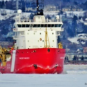Brise glace Vincent Massey au travail sur le Fjord de la Baie, Saguenay.