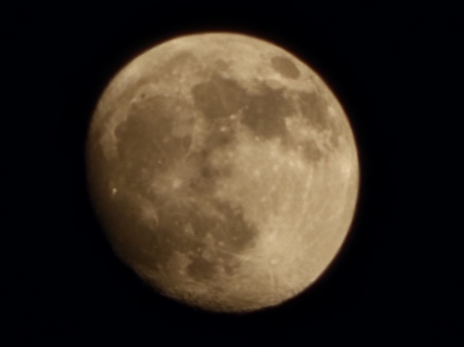 Close up of the moon Oshawa, ON