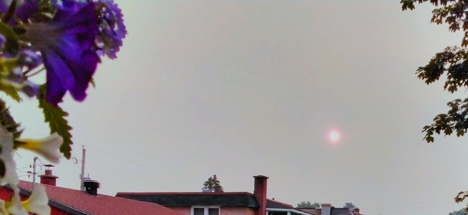 malgré un ciel nuageux le soleil est d'un rouge intense, quel contraste Saint-Jérôme, QC