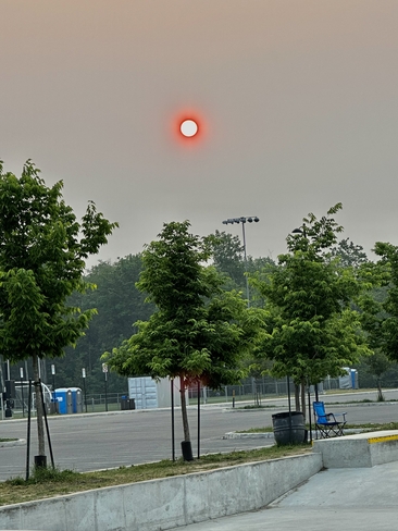 Soleil à travers le smog Saint-Jérôme, Québec, CA