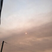 le soleil a travers les nuages et le smog