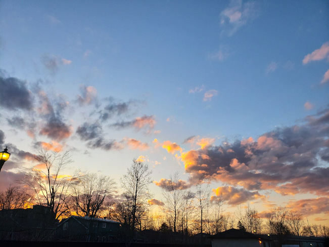 coucher de soleil, nuages et ciel bleu. (jg) Laval-des-Rapides, QC