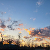 coucher de soleil, nuages et ciel bleu. (jg)