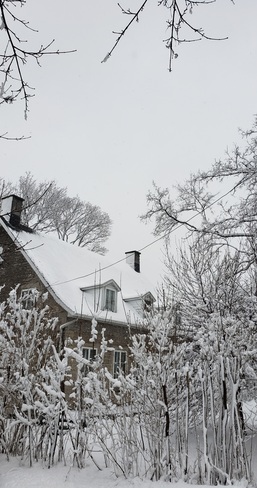 La maison sous la neige. 4 avr.2024 (jg) Laval-des-Rapides, QC