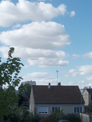 ciel bleu avec nuage Troyes, GES