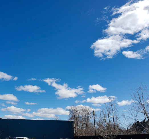 Nuages blancs & ciel bleue. 16avr2024 (jg) Laval-des-Rapides, QC
