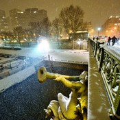 belle bordÃ©e de neige sur le Pont Mirabeau